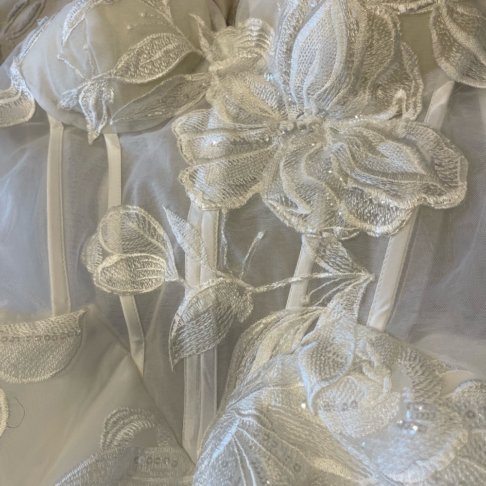 Brand new size 10 elegant beautiful wedding dress